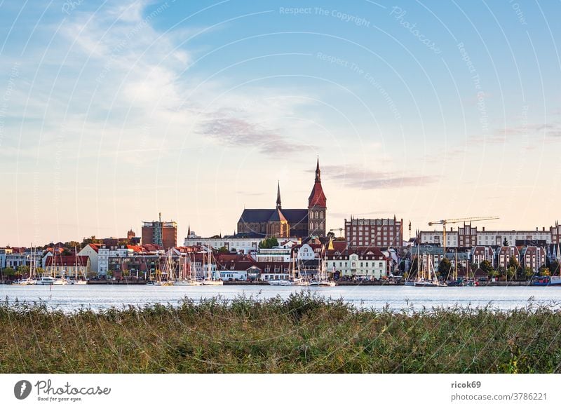 Blick über die Warnow auf die Hansestadt Rostock Fluss Stadthafen Mecklenburg-Vorpommern Tourismus Schiff Boot Architektur Häuser Gebäude Wahrzeichen Kirche