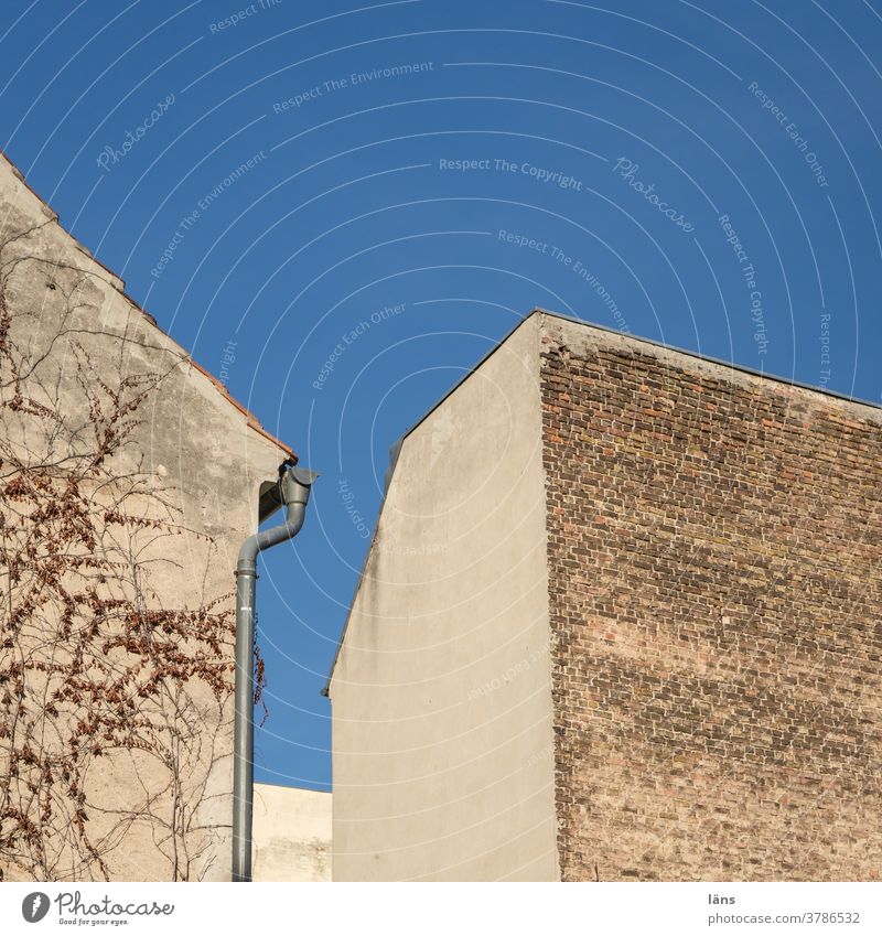 Innenhof Haus Himmel Fassade Menschenleer Stadt Wand Stadthaus Mauer Textfreiraum Brandmauer Wohngebiet Hinterhof