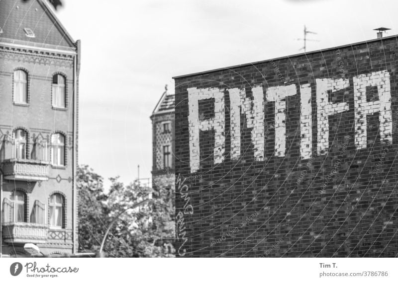 Graffiti Berlin Antifa wedding s/w antifa Schwarzweißfoto b&w b/w ruhig Einsamkeit Architektur Fenster Stadt Altstadt