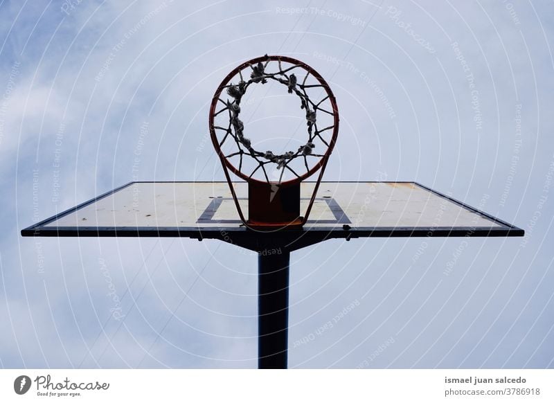 Basketballkorb und blauer Himmel, Straßenkorb in der Stadt Bilbao Spanien Korb Reifen Sport Sportgerät Straßenfotografie Silhouette Außenaufnahme Spielen