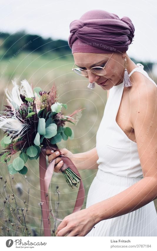 HOCHZEIT - BRAUT - BLUMEN - NATUR Hochzeit Braut Brautstrauß Brautkleid Sommer sommerhochzeit lila Kopftuch Vintage natürlich Lächeln Feld ästhetisch