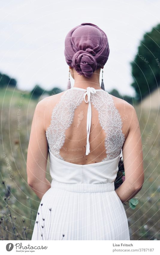 BRAUT - RÜCKENANSICHT - FELD Braut Brautkleid Rückenansicht Spitze Kopftuch entzückend Feld Natur Hochzeit Feste & Feiern Zukunft vorwärts ästhetisch Frau