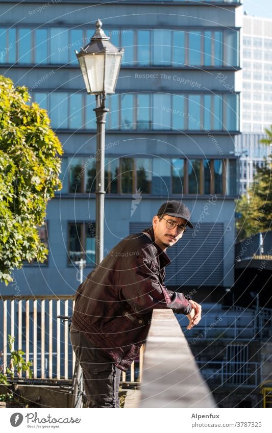 junger Mann (2) Junger Mann Jugendliche Farbfoto Mensch Außenaufnahme 18-30 Jahre schön Oberkörper maskulin Erwachsene Porträt Maennlich Coolness trendy Bart