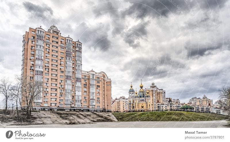 Gebäude im Bezirk Obolon in Kiew Geburt Christi Geburt Christi Kirche kyiv Ukraine architektonisch Architektur Herbst PKW Kathedrale christian Wolken kalt