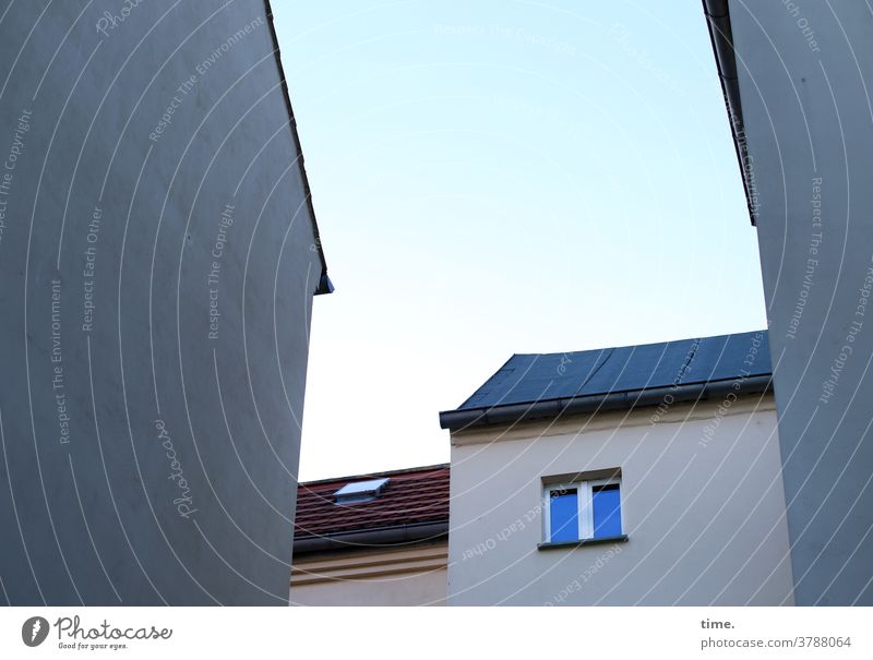 empty face mauer haus fenster himmel leer dach wand einsam verlassen trist stimmung dachluke blau urban angst eingekeilt architektur bauwerk stadtbild