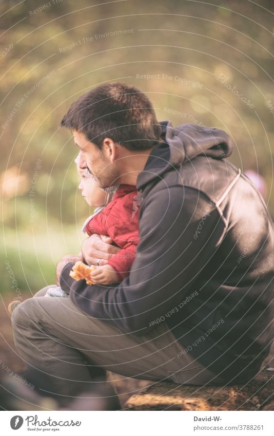 Vater hält seinen Sohn in den Armen und zeigt ihm die Welt Kind Papa Liebe Zusammenhalt Zusammensein nähe Geborgenheit Familie Menschen Glück herbst natur