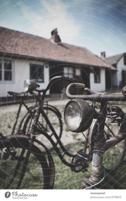 wer rarstet der rostet Haus Fahrrad Dorf Kleinstadt Menschenleer stehen alt dreckig retro Mobilität Nostalgie Wandel & Veränderung Rost Fahrradlampe