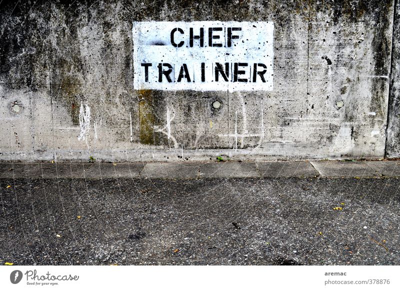 Reserviert Mauer Wand Verkehrswege Beton Zeichen Schriftzeichen Schilder & Markierungen retro grau Trainer cheftrainer Farbfoto Gedeckte Farben Außenaufnahme