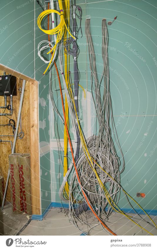 Elektroinstallation in einem Neubau anschließen Anschluss Bau bauen Baustelle Bauwirtschaft chaotisch digital Elektrik Gebäude Gebäudesanierung Haus Immobilie