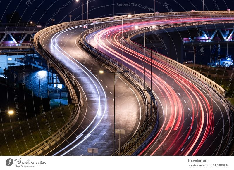 Lichtstreifen von Straßenfahrzeugen. Nachtlicht-Malstreifen. Langzeitbelichtete Fotografie. Austausch Brücke PKW Streifen Weg Geschwindigkeit lang Belichtung