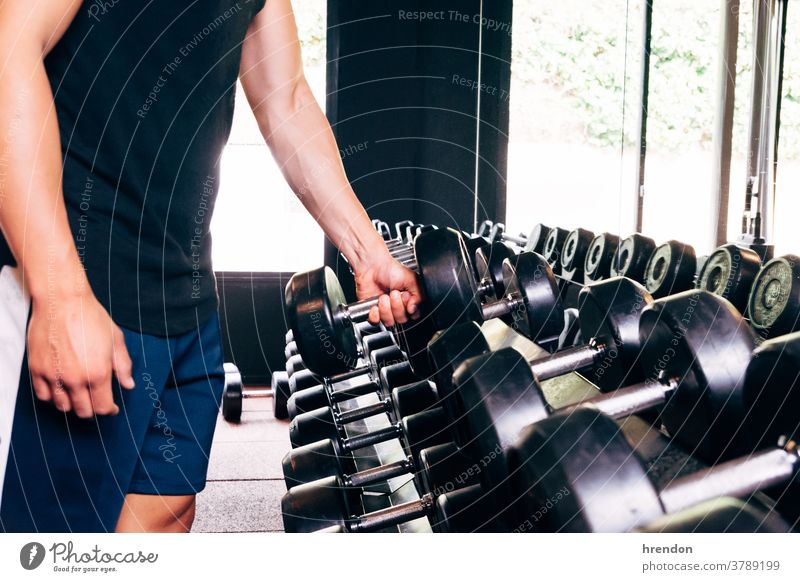 nicht erkennbarer Mann, der in der Turnhalle ein Gewicht hält Sport Fitnessstudio Athlet Beteiligung trainiert. Bodybuilding unkenntlich Arme Muskel Übung