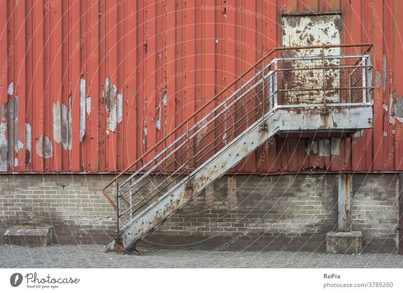 Rostige Treppe an einer alten Industriehalle. Zeche Kokerei Industrieanlage Architektur Bergbau Technik Infrastruktur Stadt Ofen Ruhrgebiet urban Kohle Bergwerk