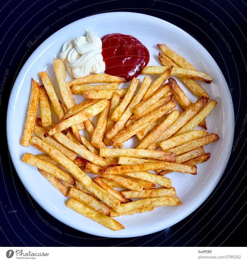 Pommes Mayo Ketchup Pommes frites Mayonnaise Fastfood lecker ungesund Teller Imbiss Fingerfood Essen Kartoffeln Kartoffelgerichte