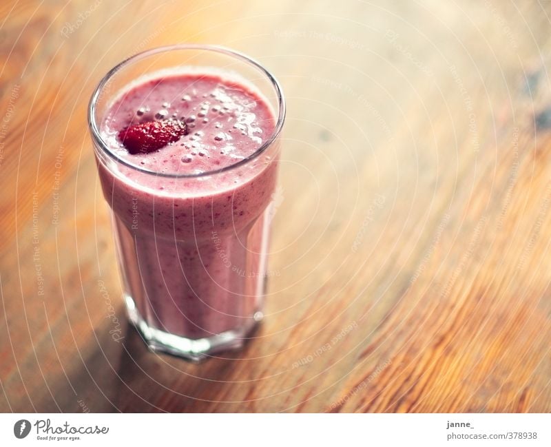 Erdbeershake Lebensmittel Frucht Getränk Glas Innenarchitektur Möbel Tisch frisch Gesundheit lecker natürlich braun rosa Erdbeeren Shake Milchshake Farbfoto