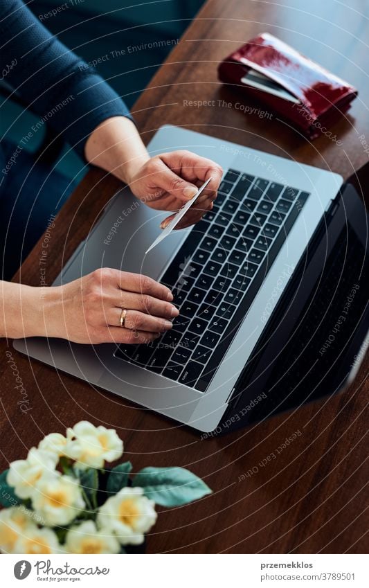 Frau beim Online-Shopping mit Debitkarte und Laptop kaufen online Postkarte Kredit Belastung Technik & Technologie Internet Werkstatt Lifestyle digital Drahtlos