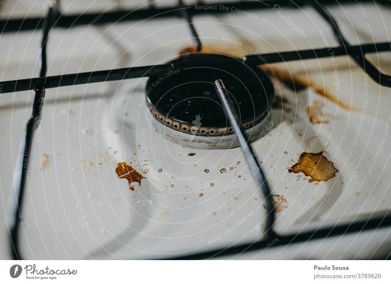 Schmutziger Ofen Herd & Backofen Sauberkeit dreckig Gasherd Essen zubereiten Wärme Küche heiß Topf Farbfoto Reinlichkeit Reinigen schmutziger Hintergrund Metall