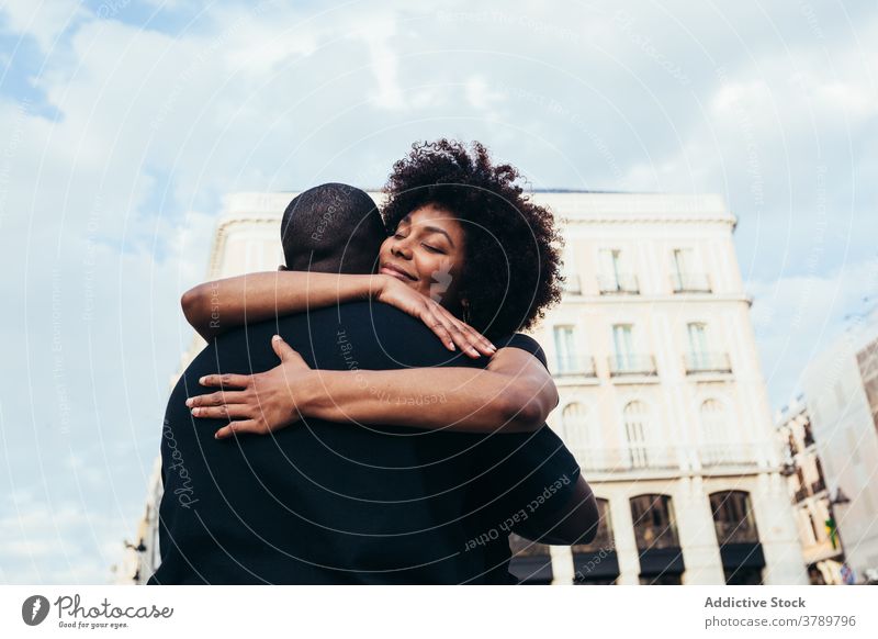 Glückliches afrikanisches amerikanisches Paar beim Umarmen Großstadt Liebe Menschen Partnerschaft umarmend Fröhlichkeit jung Frau Mann zwei Freund Romantik