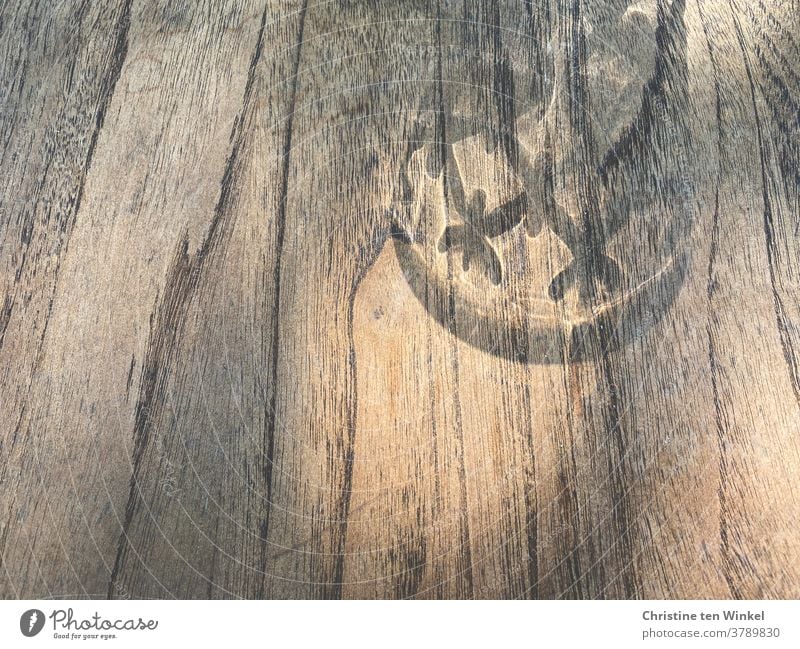 Schatten eines Trinkglases mit Muster im Sonnenschein auf einem Holztisch. Viel Raum für Text. Glas schatten Sonnenlicht Licht und Schatten Strukturen & Formen