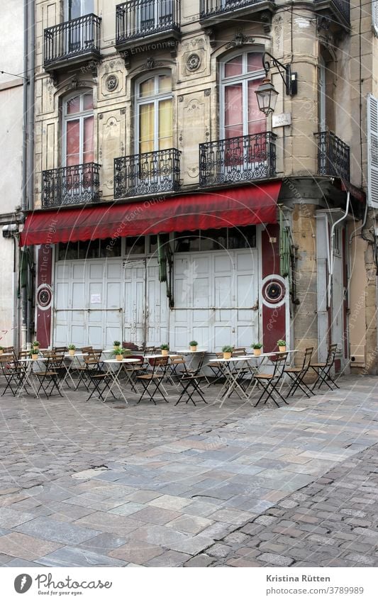 terrasse von noch nicht geöffnetem café tische stühle cafe restaurant brasserie bistro bar gastronomie draußen außengastronomie stadt urban straße platz haus