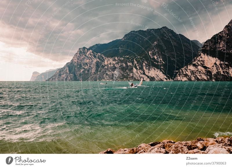 Surfer am Gardasee | Torbole gardasee norditalien Urlaub Reise Wassersport Surfen Landschaft Himmel wolken Berge Panorama sehen Gewässer Sommer Sonne anfänger