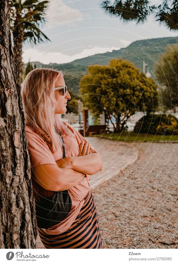 Junge Frau am Strand in Torbole | Gardasee gardasee norditalien September Urlaub Reise Ferien freiheit freizeit schönes nasses Sommer Sonne sonnenbrille