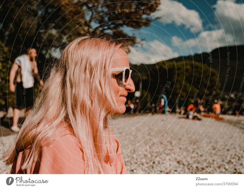 Junge Frau am Strand in Torbole | Gardasee gardasee norditalien September Urlaub Reise Ferien freiheit freizeit schönes nasses Sommer Sonne sonnenbrille