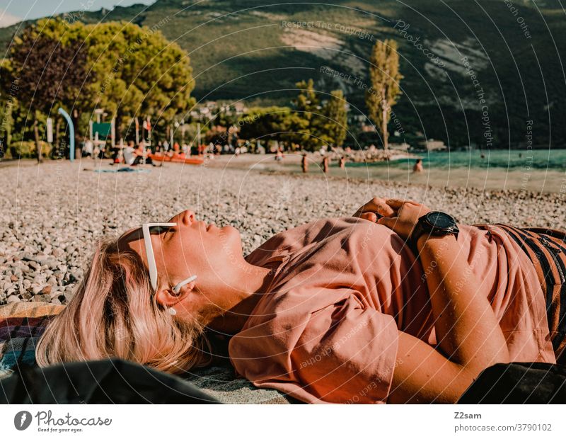 Junge Frau am Strand in Torbole | Gardasee gardasee norditalien September Urlaub Reise Ferien freiheit freizeit schönes nasses Sommer Sonne sonnenbrille