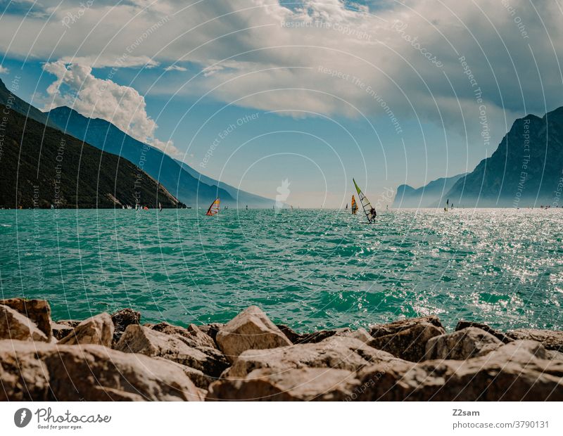 Surfer am Gardasee | Torbole gardasee norditalien Urlaub Reise Wassersport Surfen Landschaft Himmel wolken Berge Panorama sehen Gewässer Sommer Sonne anfänger