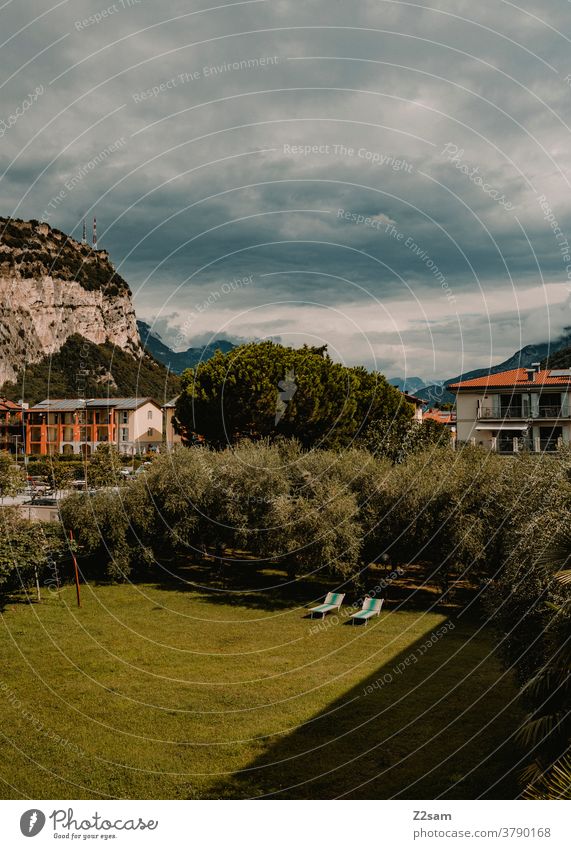 Gardasee / Torbole gardasee norditalien Urlaub Sommer Natur Reise freiheit Erholung Himmel liegestühle Berge Hotel Wiese licht Schatten Sonne Wärme Süden