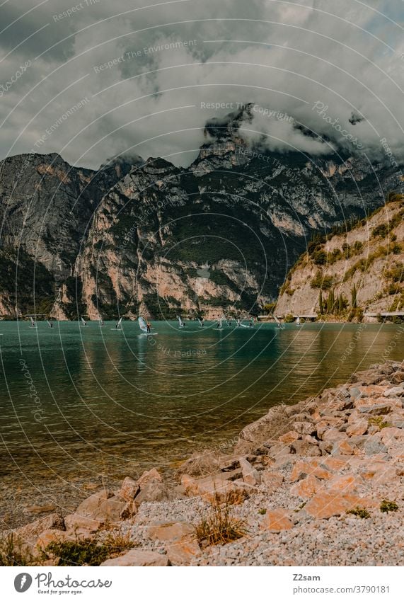 Surfer am Gardasee | Torbole gardasee norditalien Urlaub Reise Wassersport Surfen Landschaft Himmel wolken Berge Panorama sehen Gewässer Sommer Sonne anfänger