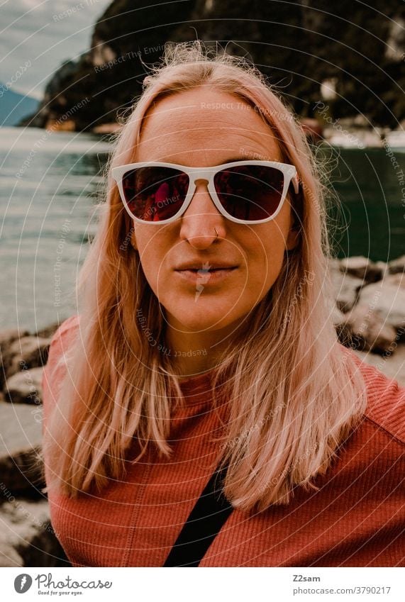 Junge Frau am Gardasee gardasee norditalien Torbole Urlaub sonnebrille sehen Gewässer Sommer Sonne hübsch schoen Erholung Lifestyle Reise Natur lange haare