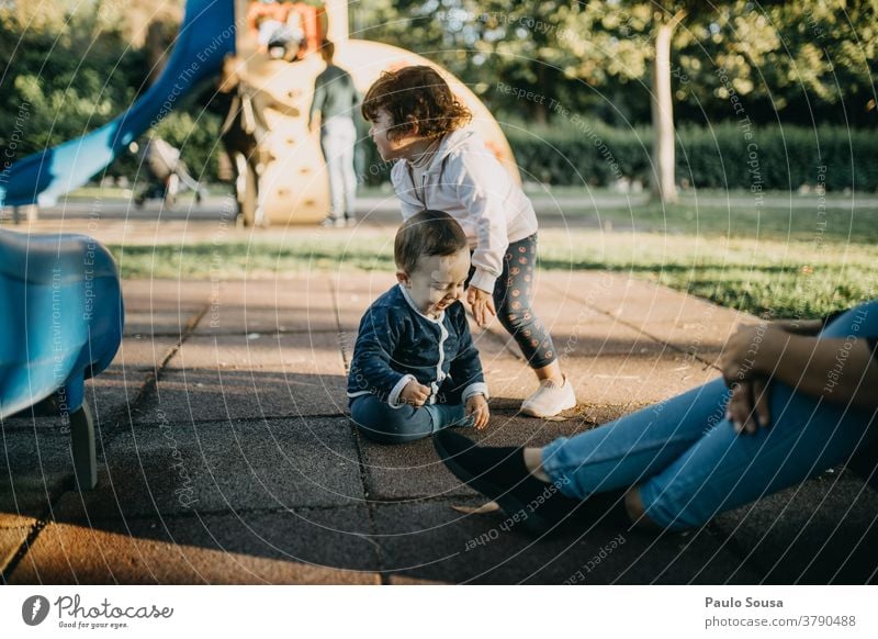 Bruder und Schwester spielen auf dem Spielplatz Geschwister Familie & Verwandtschaft Spielen Kaukasier Freundschaft Lifestyle 2 Fröhlichkeit Außenaufnahme