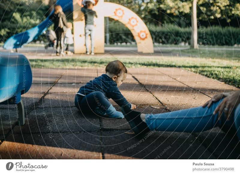 Kleinkind spielt auf dem Spielplatz Kind Kindheit Kinderspiel Spielen im Freien Kaukasier 1-3 Jahre Lifestyle Leben Glück Fröhlichkeit Freizeit & Hobby Tag