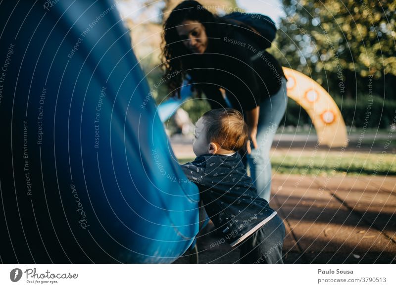 Mutter mit Kind auf dem Spielplatz Familie & Verwandtschaft Kleinkind Sliden Leben Zusammensein Liebe Freude Kindheit Glück Eltern Lifestyle Junge Fröhlichkeit