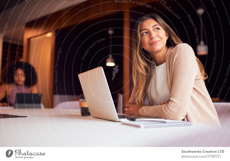 Geschäftsfrau mit Laptop bei sozial distanziertem Treffen im Büro während einer Gesundheitspandemie Business Geschäftsfrauen Sitzung soziale Distanzierung Team