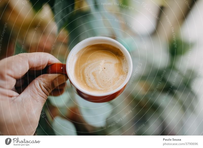 Nahaufnahme einer Hand, die eine Kaffeetasse hält Kaffeepause Espresso Tisch Farbfoto Café Kaffeetrinken Frühstück Heißgetränk Tasse Getränk Lebensmittel heiß