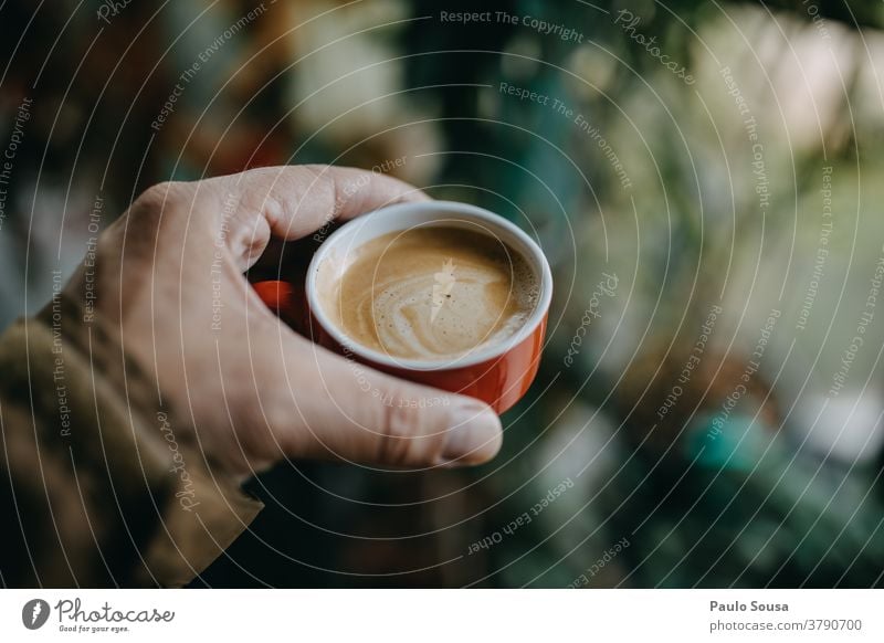 Nahaufnahme einer Hand, die eine Tasse Kaffee hält Kaffeepause Kaffeetasse Kaffeebecher Expresso Espresso Farbfoto Frühstück Lebensmittel Becher trinken