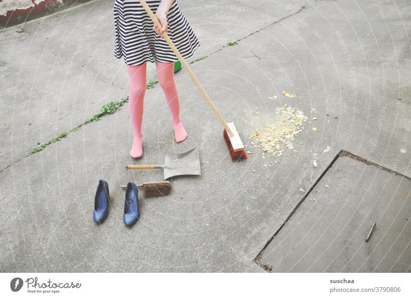 kehrwoche Kehrwoche Besen Schippe Schauffel kehren Gasse Hof Asphalt Straße Eimer Schuhe Damenschuhe Beine Füße weiblich Mädchen Jugendliche Strümpfe Kleid Rock