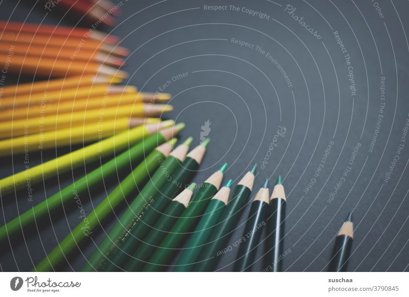 buntstifte, nach farben sortiert Buntstifte Farbstifte malen zeichnen Künstler Zeichenutensilien farbig dunkel dunkler Hintergrund Kreativität Kunst Schule