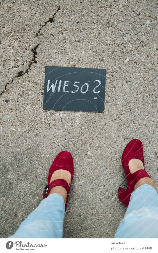 wieso? Wieso weshalb warum Wort Frage Text Buchstaben Fragezeichen Handschrift Tafel Kreide Frau Beine Füße Damenschuhe weiblich Straße Asphalt Riss