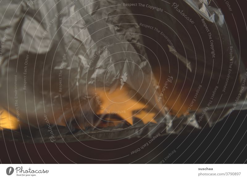 kleine sterne in einer durchsichtigen plastiktüte Sterne Plastiktüte aufbewahren Deko Weihnachtsdeko kleine Teile knitterig sternförmig