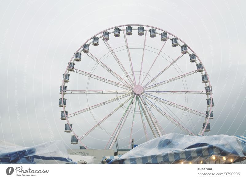 riesenrad Riesenrad Jahrmarkt Markt Schausteller Fahrgeschäfte Freizeit & Hobby Schwindelgefühl Himmel drehen Oktoberfest Vergnügungspark rund Kabine Drehung