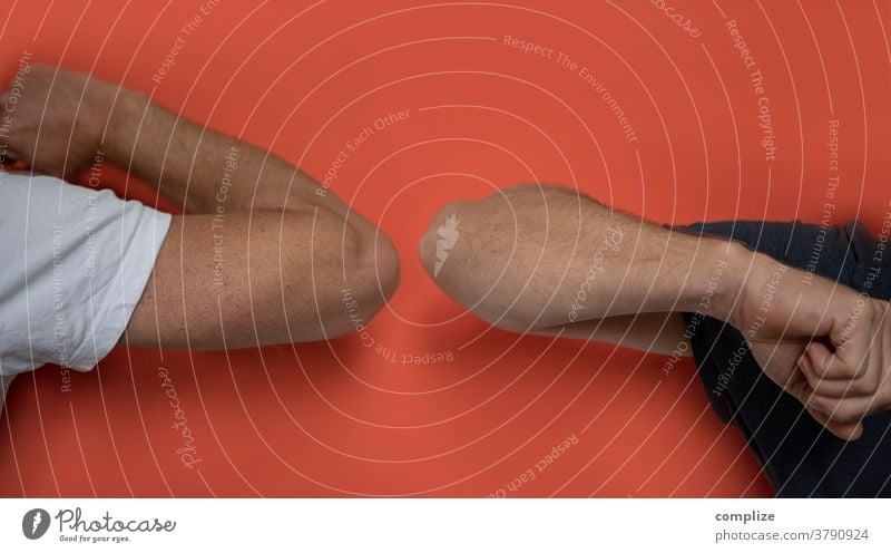 Ellbogengruß corona Virus Infektion Berührung Faust Begrüßung begrüßen Ghetto fist bump übertragung Kontakt Handschlag Gruß Kommunizieren Männerhand Finger