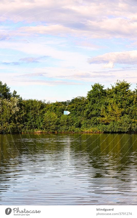 Wasserksifahrer nach rechts, Nichtschwimmer und Rettungsboote links, Moses bitte geradeaus Main Altarm Wassersport Reflexion & Spiegelung Fluss Hanau Himmel