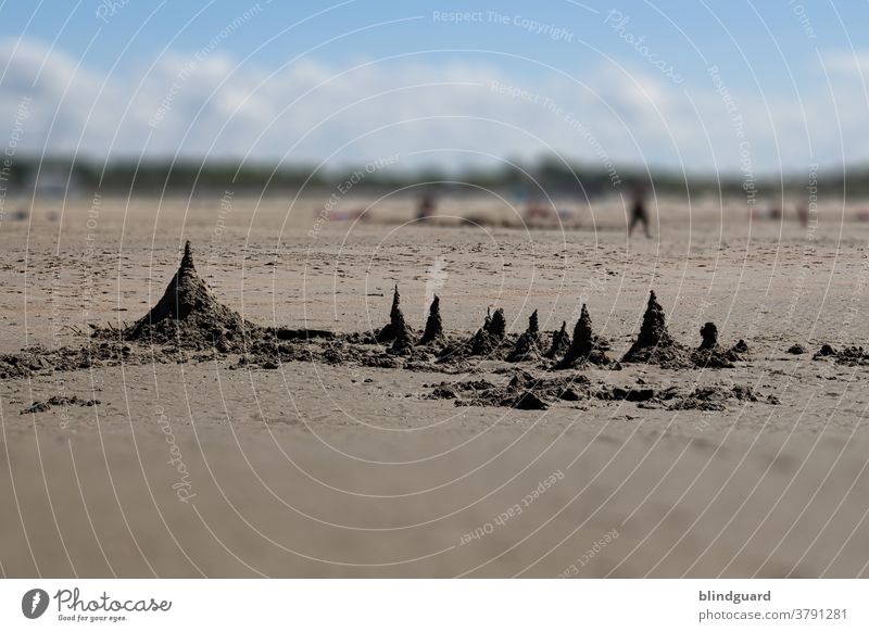 Futuristische Sandburg am Strand von Zeebrugge (Belgien) ... könnten natürlich auch nur einfache Hügel aus Strandsand sein Meer Ferien Urlaub Freizeit Erholung