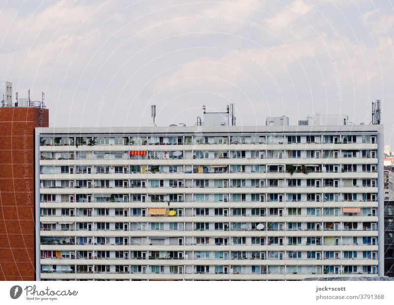 in hässlichen Häusern läßt sich schön wohnen Plattenbau Fassade authentisch Stadtzentrum Berlin-Mitte Sommer Stil Stadthaus groß eckig retro lang hoch Einigkeit