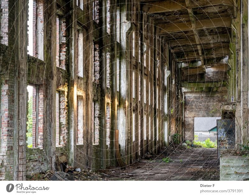 Alte Fabrikruine in Peenemünde auf der Insel Usedom Ostsee Ruine Farbfoto Architektur Bauwerk Gebäude Fassade Verfall Haus Industrieanlage Mauer Wand alt kaputt