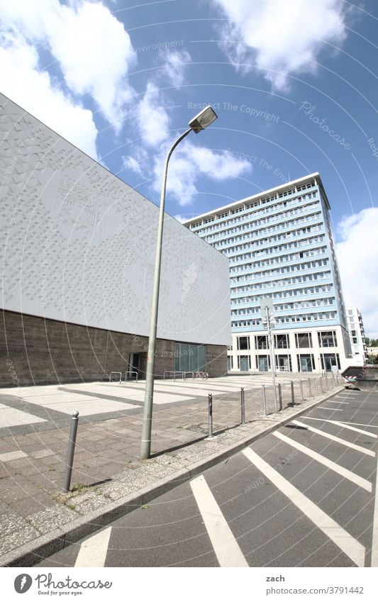 Die Geometrie der Stadt Berlin Hauptstadt Himmel Haus Fassade Hochhaus Mauer Wand Bauwerk Schönes Wetter Froschperspektive Straße Laterne Plattenbau