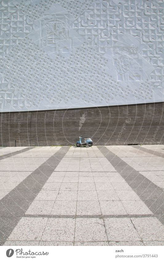 Wenn ich groß bin, werde ich ein Motorrad Berlin Hauptstadt Haus Fassade Hochhaus Mauer Wand Bauwerk Froschperspektive Straße Plattenbau moped Verkehr