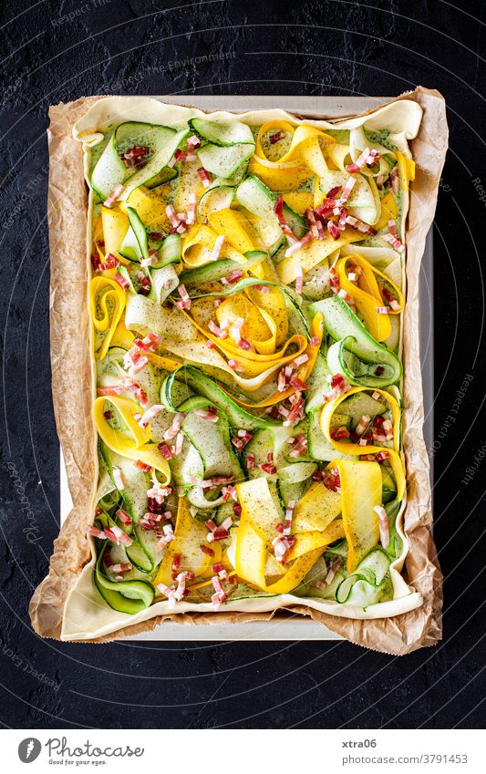 Zucchini-Quiche Speck Gemüse Gemüsequiche backen Blech Backblech Zucchinistreifen Backpapier Essen Essen zubereiten hausgemachte Speisen Abendessen Lebensmittel